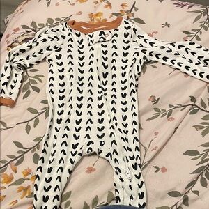 Cloud Island Black and White Heart Footies